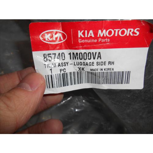 Обшивка багажника KIA CERATO 2009-2013, немного надорвана в 2-ух местах - брак